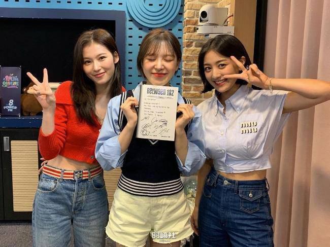 TWICE新歌回归！两位成员电台节目宣传热情告白，让Wendy开心到想哭