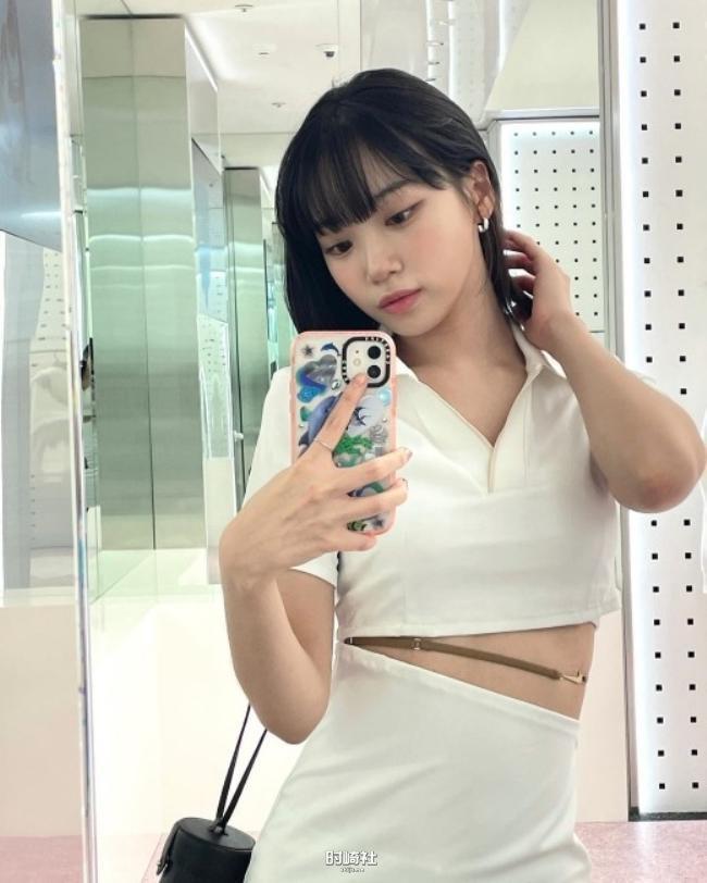 展示其美貌和身材，吸引了广大粉丝目光，金采源近日在SNS发布一组近照