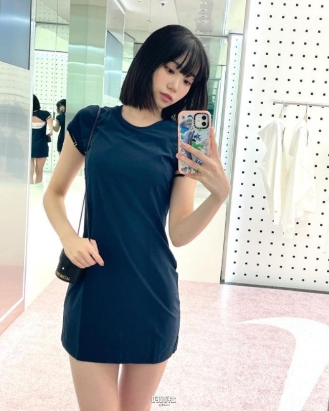 金采源近日在SNS发布一组近照，展示其美貌和身材，吸引了广大粉丝目光