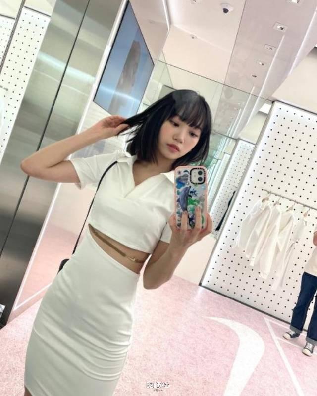 金采源近日在SNS发布一组近照，展示其美貌和身材，吸引了广大粉丝目光