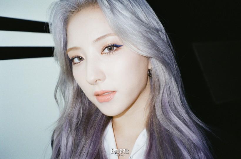 Eunseo孙周延隶属哪个女团成员？在所属组合中展现怎样活泼独特一面？