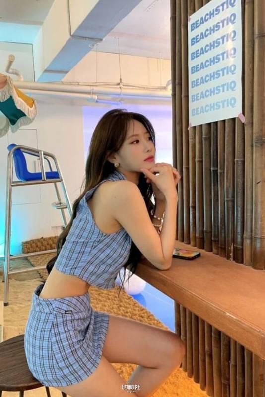 李美珠近日在SNS发布一组新拍近照，展示其纤细蛮腰吸引广大粉丝的目光