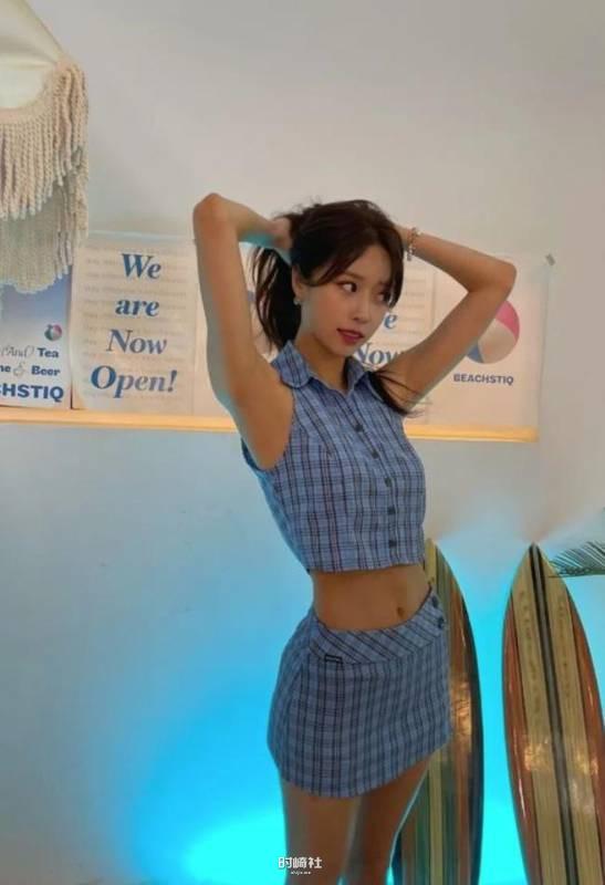 李美珠近日在SNS发布一组新拍近照，展示其纤细蛮腰吸引广大粉丝的目光