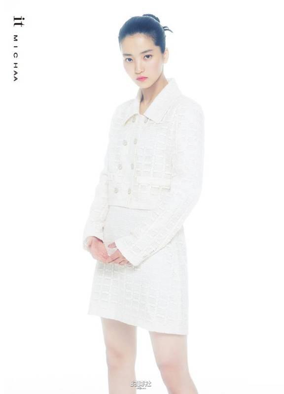 金泰梨近日为代言女装品牌拍摄一组最新宣传照，尽显出独特都市女郎气质