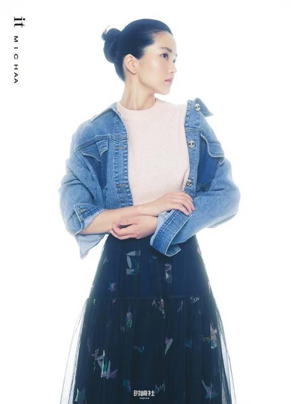 金泰梨近日为代言女装品牌拍摄一组最新宣传照，尽显出独特都市女郎气质