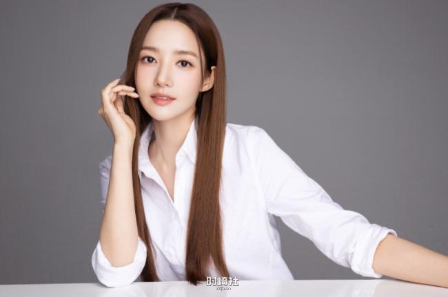 随着近日恋爱传闻曝光，朴敏英所属社Hook娱乐做出回应「正在确认中」