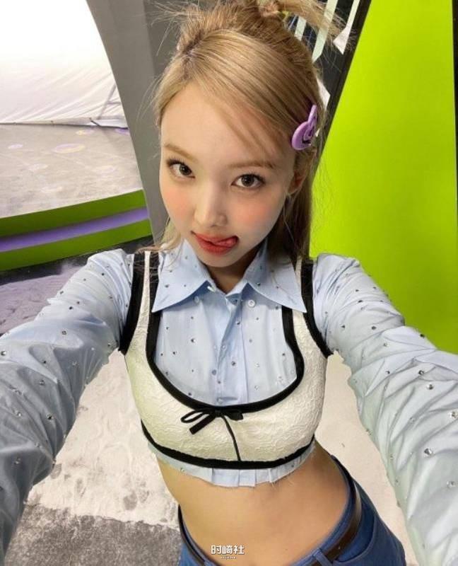 展示其可爱迷人魅力，吸引粉丝们目光，TWICE成员娜琏近日发布一组近照