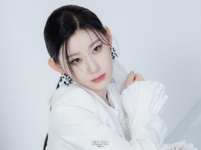展现怎样美貌受到大众喜爱？Lee Chaeryeong李彩领隶属哪个女团成员？