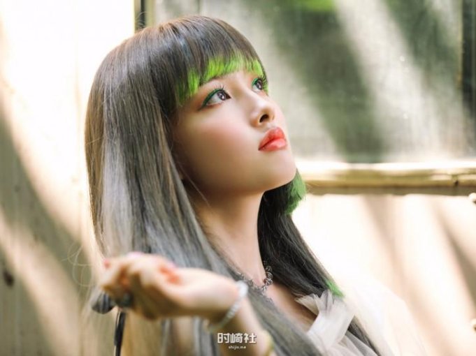她凭借怎样个性嗓音令人印象深刻？Sim Jayun沈姿润隶属哪个女团成员？